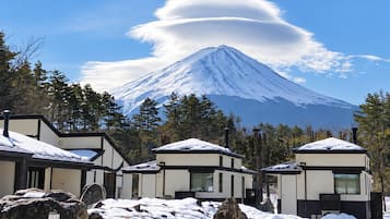 Un lodge moderno con vista su una montagna innevata.
