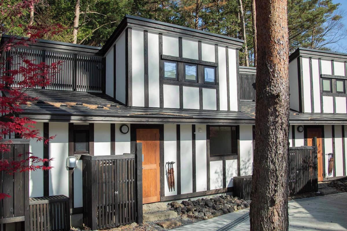 Un bâtiment moderne à deux étages, doté d’une façade symétrique, de grandes fenêtres et d’une entrée de style japonais traditionnel.