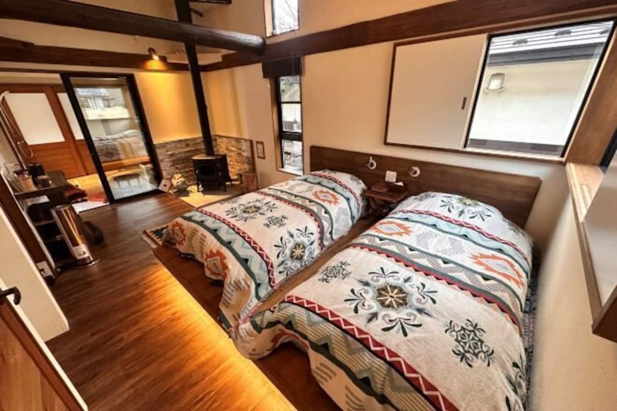 1 bedroom, individually decorated, individually furnished, bed sheets