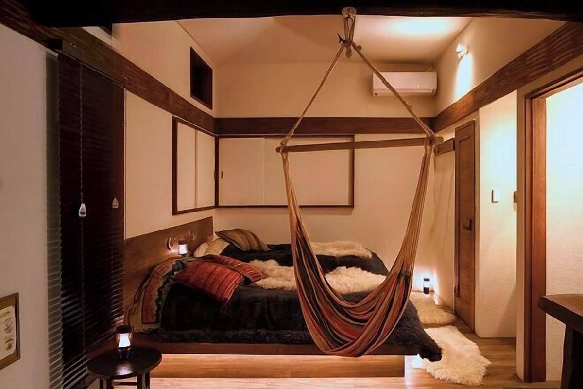 Decoración personalizada, muebles diferentes y ropa de cama