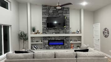 Smart TV, chimenea y tenis de mesa