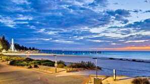 Beach nearby - Belle Escpaes - Sea the Views (Glenelg)
