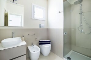 Dusche, Haartrockner, Bidet