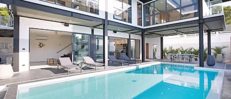 Utomhuspool och solstolar