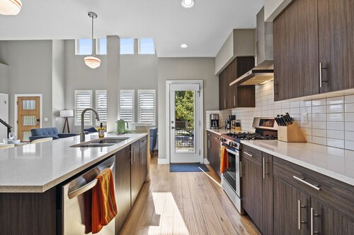 Rooftop Hot Tub! Walk to Old Town, Brews, & River. Enjoy Arcade-grade Skee-Ball!