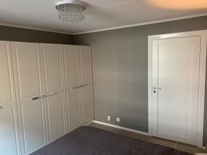 1 habitación, tabla de planchar con plancha, wifi y ropa de cama 