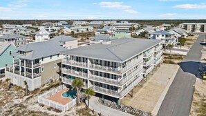 Un hôtel situé en bord de mer, doté de nombreux balcons, d’une piscine et offrant une vue sur l’océan.