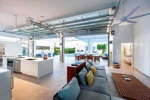 別墅 | 客廳 | 32 吋智能電視連數碼電視頻道