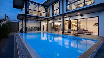 AuĂenpool, LiegestĂŒhle