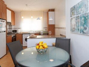 KylskÄp, mikrovÄgsugn, ugn och grytor/köksredskap