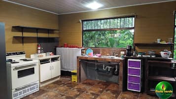 Horno, lavavajillas, utensilios de cocina, artículos de limpieza