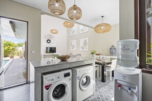 Vila design | Cozinha privada | Geladeira, micro-ondas, cooktop, chaleira elétrica