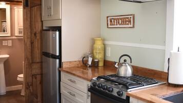 Refrigerador, horno, parrilla de estufa y tetera eléctrica