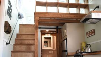 Fridge, oven, stovetop, electric kettle