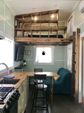 Réfrigérateur, four, plaque de cuisson, bouilloire électrique