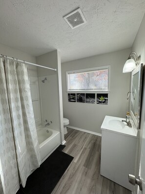 Ducha, secador de pelo, toallas, jabón