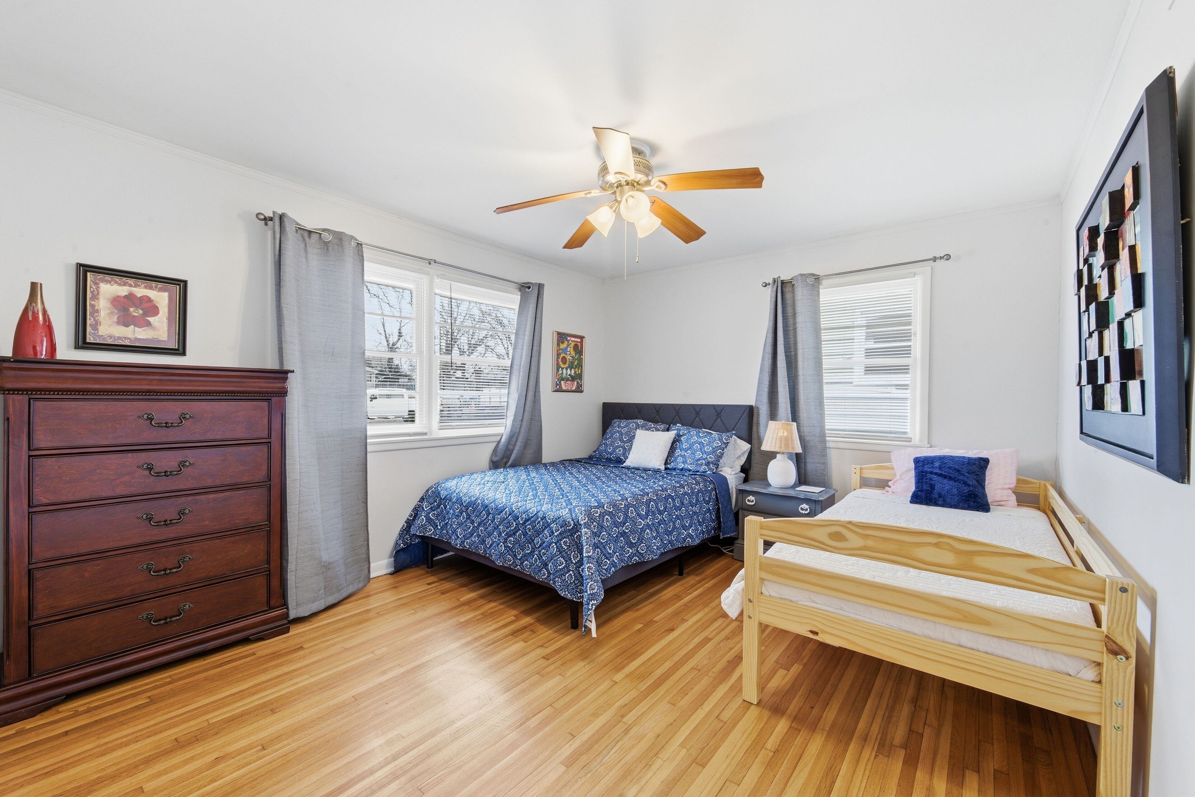 3 quartos, escrivaninha, ferros/tábuas de passar roupa