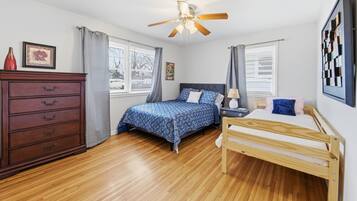 3 quartos, escrivaninha, ferros/tábuas de passar roupa