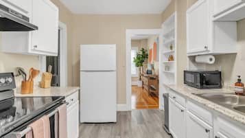 Een koelkast, een magnetron, een oven, een kookplaat