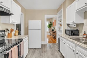 Kjøleskap, mikrobølgeovn, ovn og kokeplater