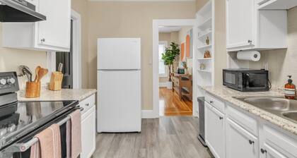 Stylish 4BR 2 Bathroom Home in Forest Park