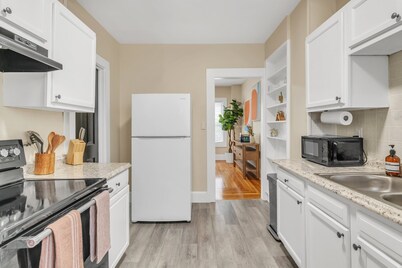 Stylish 4BR 2 Bathroom Home in Forest Park