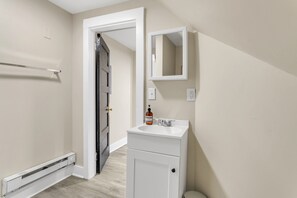 Secadora de cabello, toallas, jabón, papel de baño 