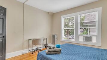 4 slaapkamers, een bureau, een strijkplank/strijkijzer, reisbedje