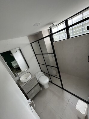 Towels, soap, toilet paper - Apartamento con Excelente Ubicación Cerca a Provenza y Demás Sitios de Interés (Medellín)