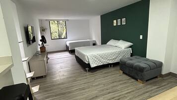 1 habitación, tabla de planchar con plancha, wifi y ropa de cama