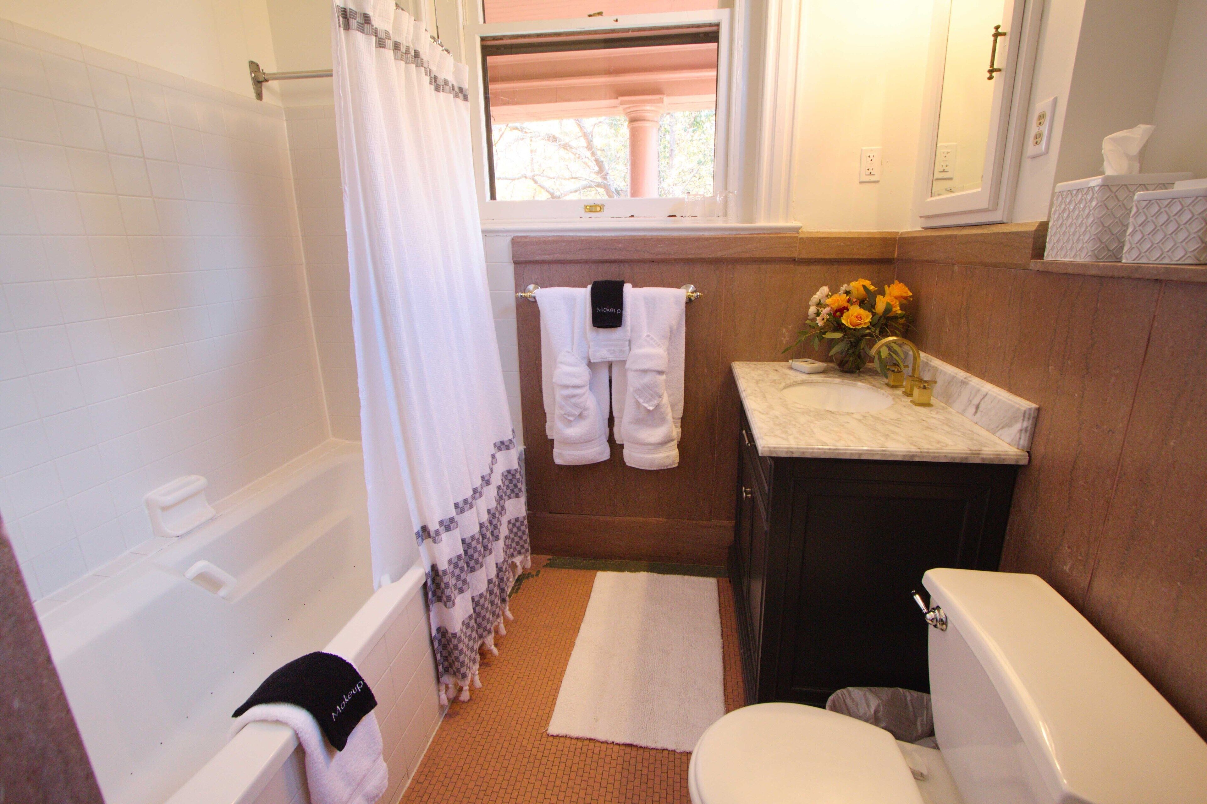 Une salle de bain avec une baignoire, des toilettes et un lavabo.