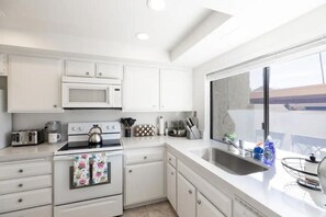 Private kitchen - Palm Springs Villa is a Cozy Condo in the Heart of Palm Springs (Palm Springs)
