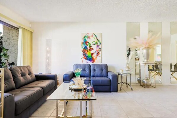 Living area - Palm Springs Villa is a Cozy Condo in the Heart of Palm Springs (Palm Springs)