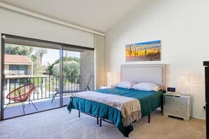 2 bedrooms, iron/ironing board, WiFi, bed sheets - Palm Springs Villa is a Cozy Condo in the Heart of Palm Springs (Palm Springs)