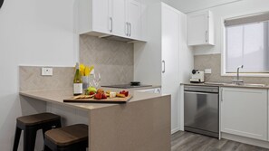 Four à micro-ondes, un four, surface de cuisson, lave-vaisselle