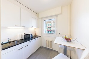 Frigorifero, microonde, forno, piano cottura