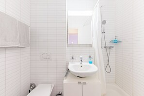 Doccia, asciugacapelli, asciugamani, sapone