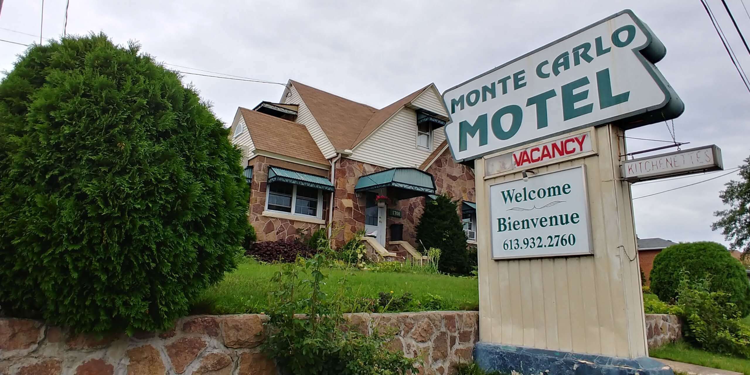 Une enseigne de motel indiquant « Monte Carlo Motel » et « CHAMBRES LIBRES », ce qui signifie qu’il y a des chambres disponibles.