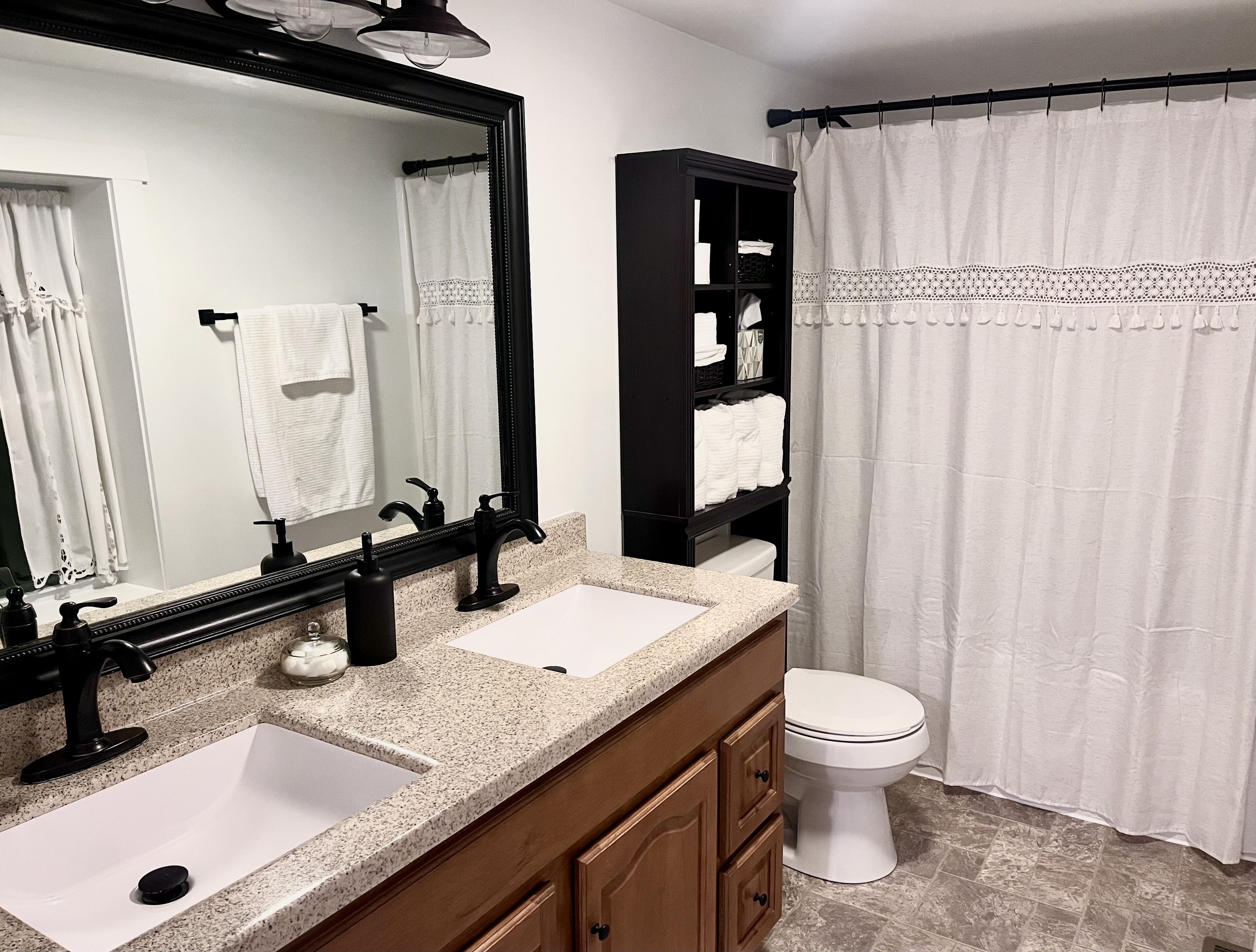 Toallas, jabón, shampoo, papel de baño 