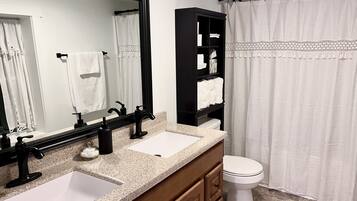 Toallas, jabón, shampoo, papel de baño