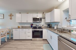 Kühlschrank, Mikrowelle, Herdplatte, Geschirrspüler