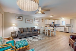 TV - Walk to Sandfest, Shared Pool, Boardwalk to the Beach (Port Aransas)