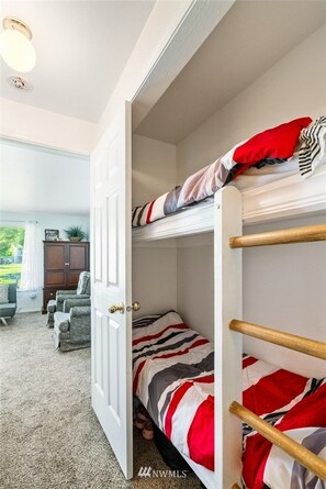 1 bedroom, iron/ironing board, free WiFi, bed sheets - Crescent Bar Condos Unit 143 (Quincy)