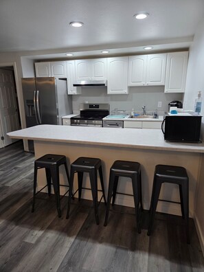 Jääkaappi, mikroaaltouuni, uuni, liesi