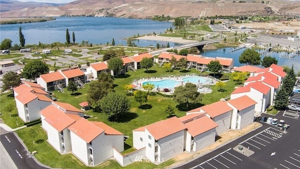 A residential area with houses, a swimming pool, and a lake. - Crescent Bar Condos Unit 143 (Quincy)