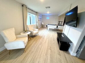 Interior - Phoenix Paradise! 3 Bedrooms 2 Bathrooms: PoolTable, HotTub, BBQ, Putting Green. (Phoenix)