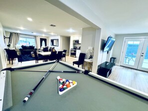 Game room - Phoenix Paradise! 3 Bedrooms 2 Bathrooms: PoolTable, HotTub, BBQ, Putting Green. (Phoenix)