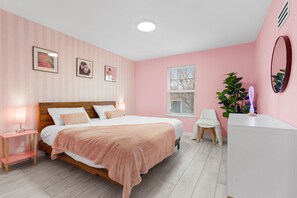 3 slaapkamers, een bureau, een strijkplank/strijkijzer, wifi