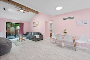 Smart TV, fireplace, books, music library - Modern Pink House with Hot Tub, Mini Golf, Game Room + Crazy Bunk Bed! (Mission)