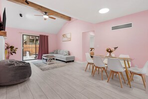 Smart TV, fireplace, books, music library - Modern Luxury Escape with Mini Golf + Game Room (Mission)